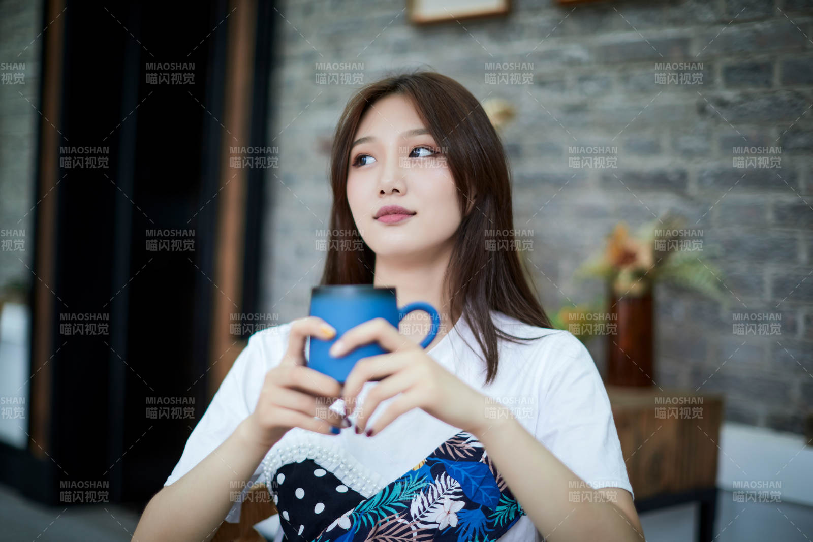 坐在咖啡图书馆吃东西的可爱少女图片