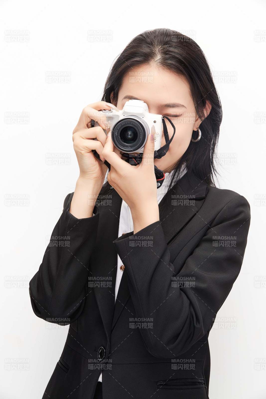 棚拍白色背景亚洲青年女性摄影师图片