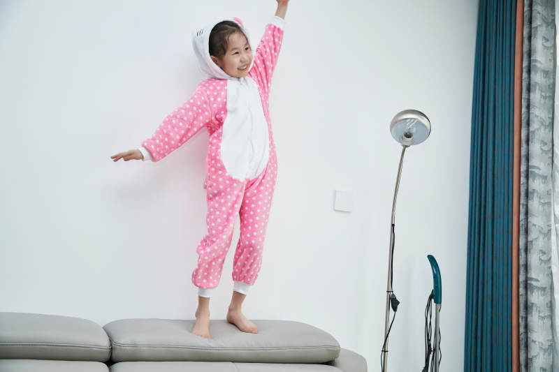 在家玩耍的亚洲小女孩图片