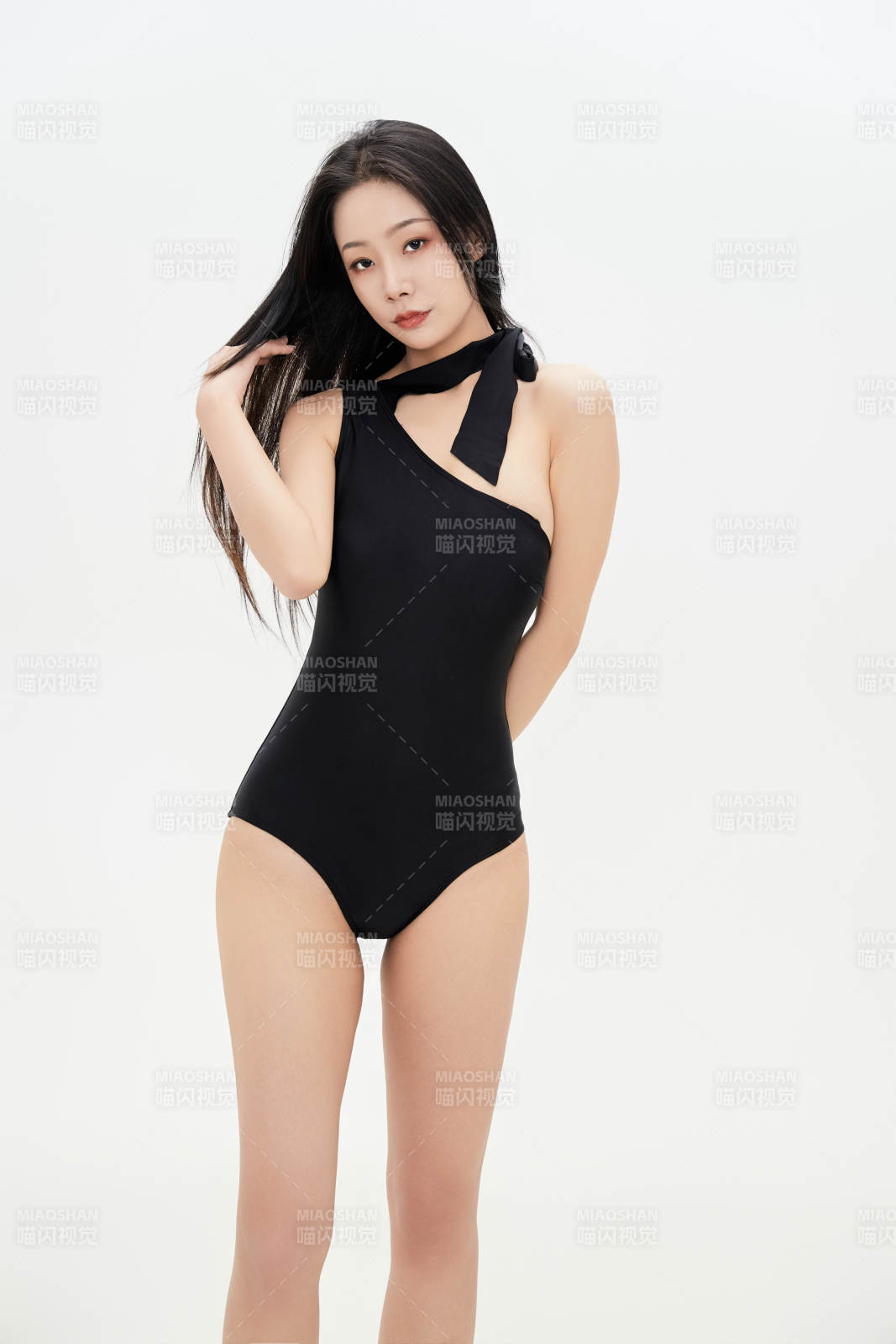 穿着运动泳装的亚洲美女图片