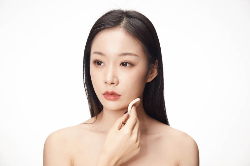 亚洲美女面部特写化妆护肤图片