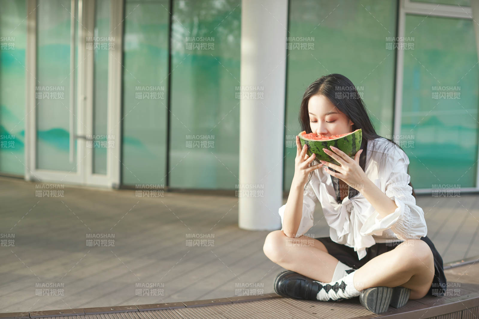 初夏户外公园吃西瓜的可爱少女图片