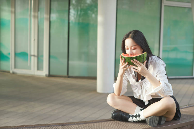 初夏户外公园吃西瓜的可爱少女图片