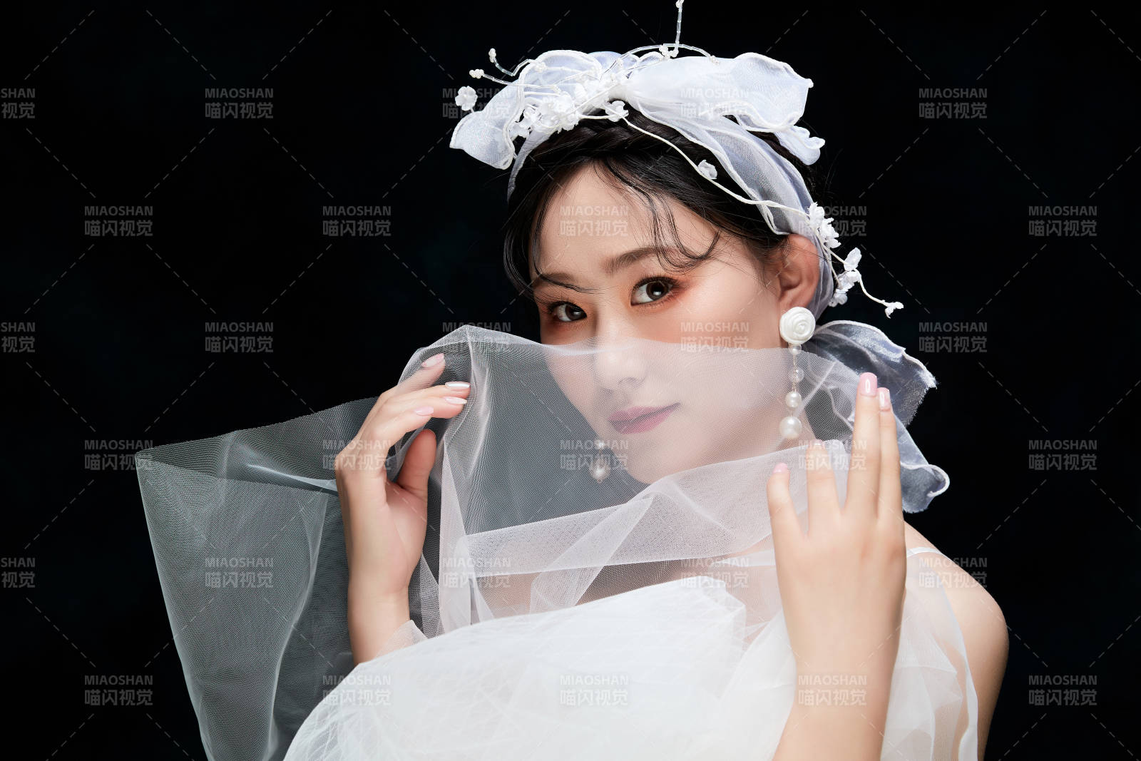黑色背景下的女性复古婚纱妆面图片