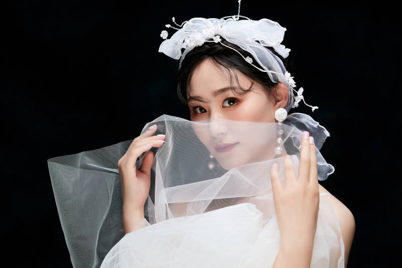 黑色背景下的女性复古婚纱妆面图片