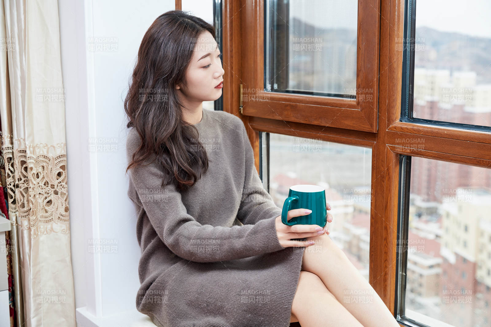 躺在舒适的飘窗上喝咖啡的少女图片