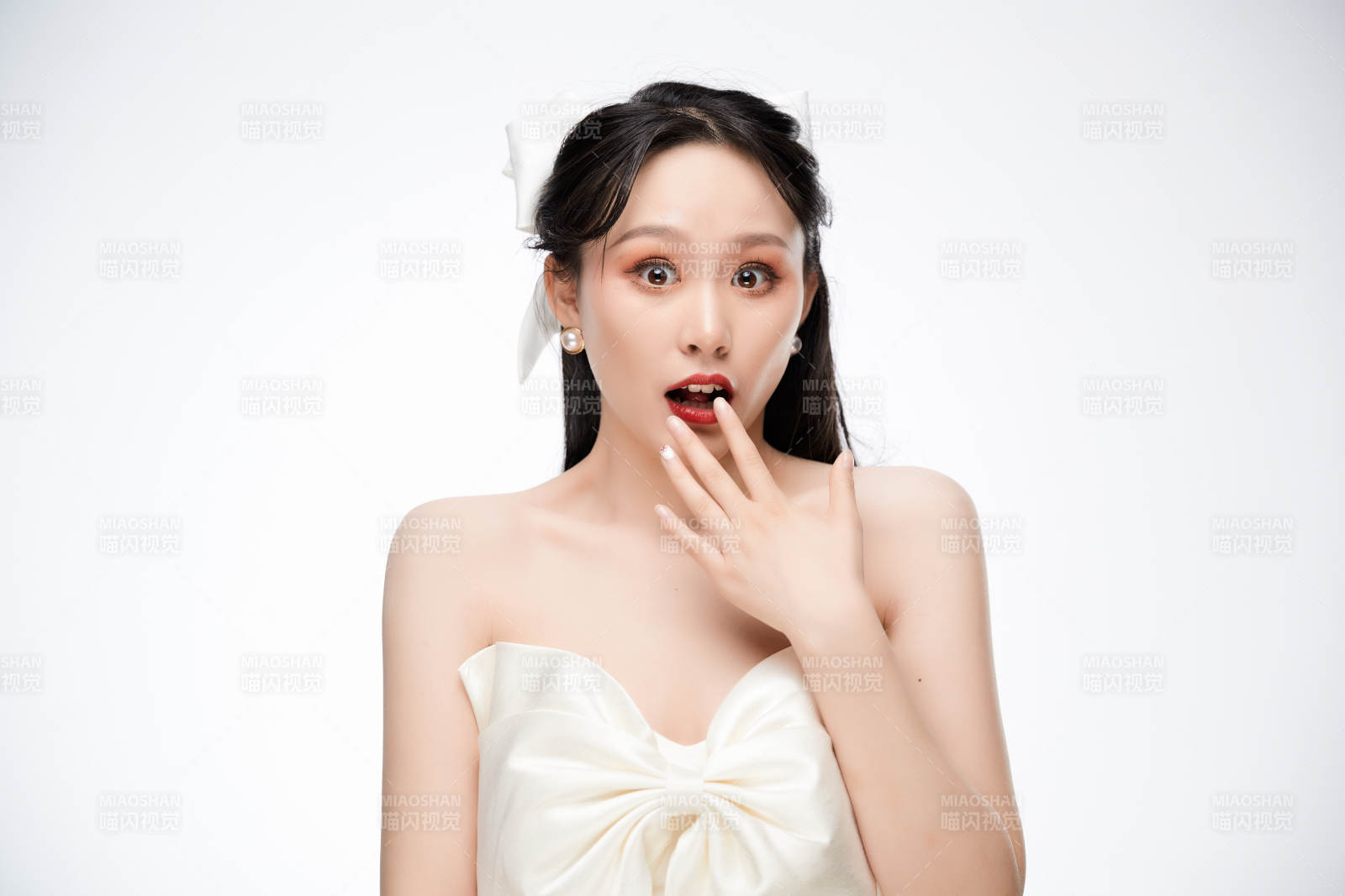 女性婚纱妆面图片