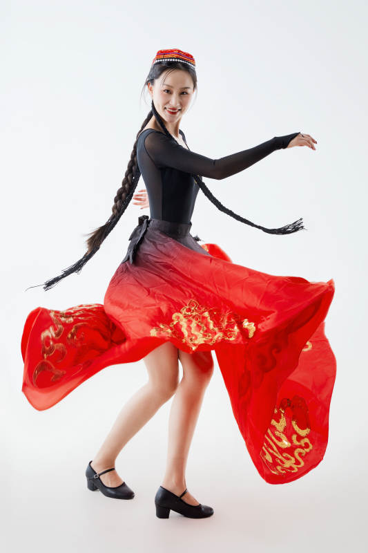 穿着新疆维吾尔族服饰跳舞的少女图片