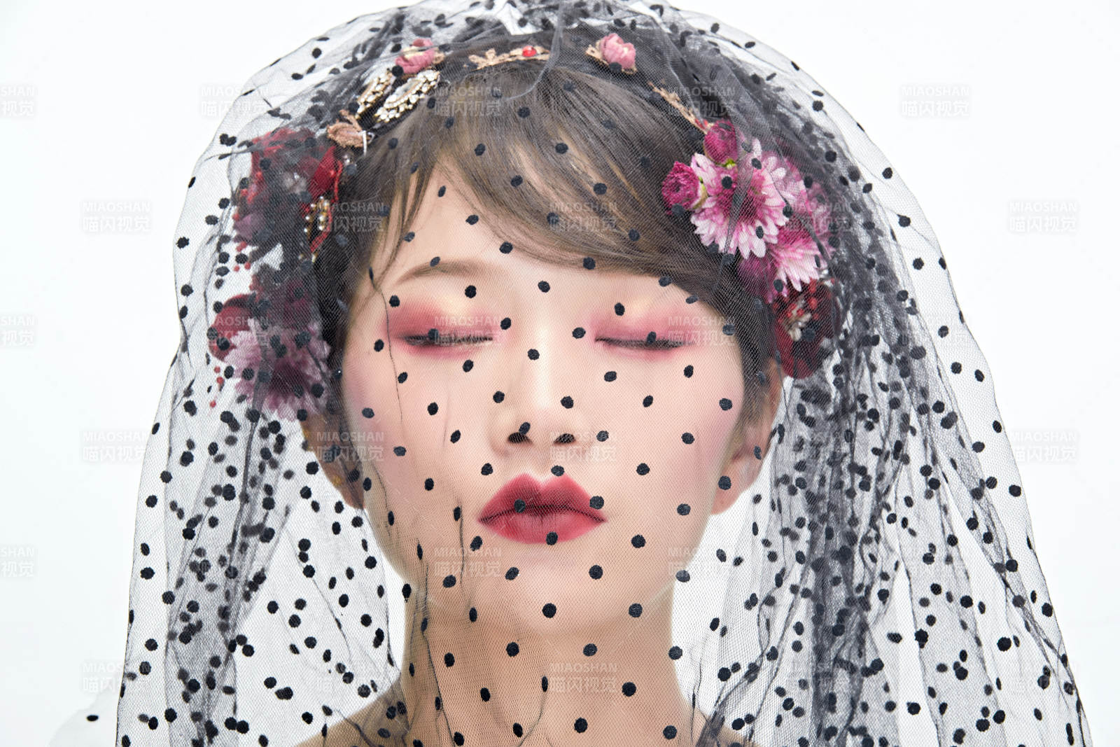 白色背景下的新娘彩妆美女人像图片