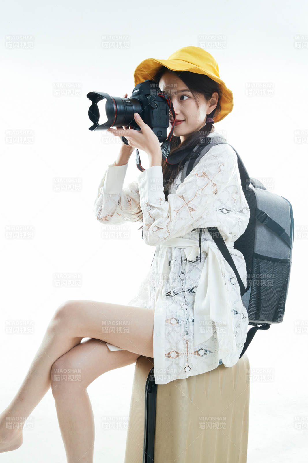 白色背景下准备出发旅行的美丽东方女大学生图片