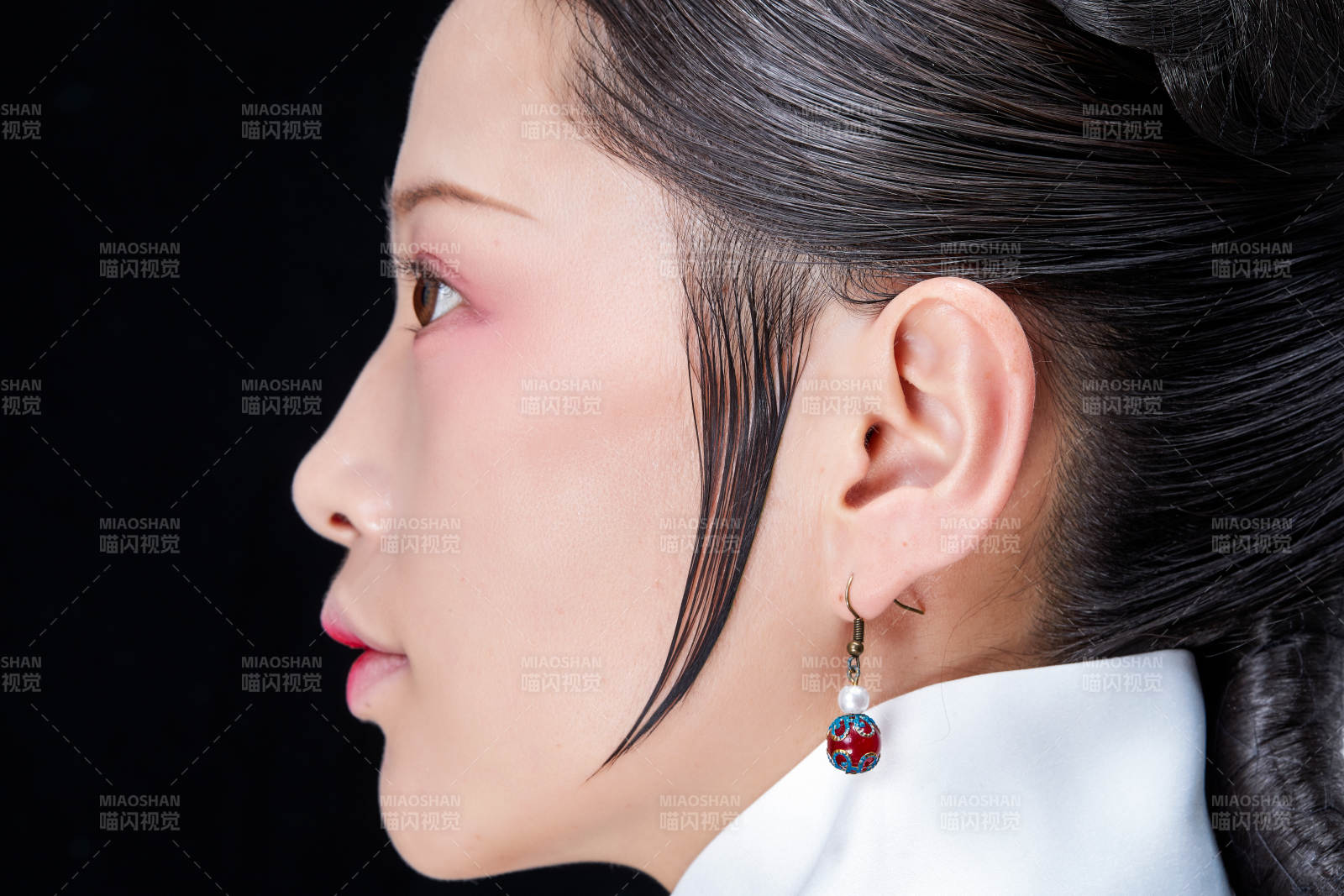 白色背景下的古装发饰局部特写图片