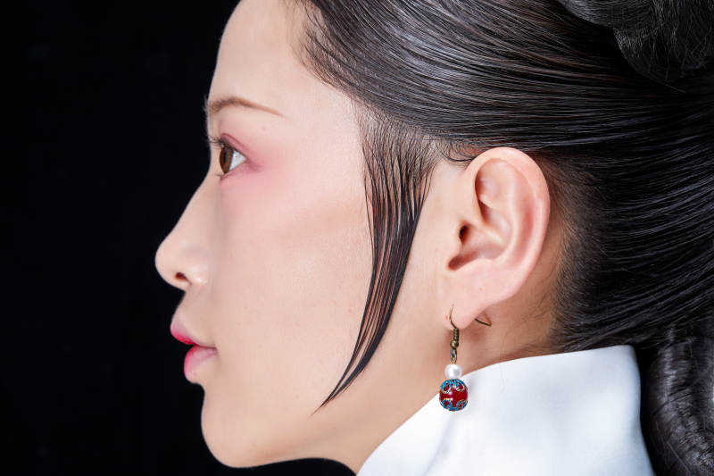 白色背景下的古装发饰局部特写图片