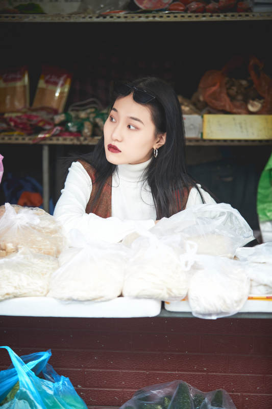 老旧城区里穿着复古港风的美丽清纯少女图片