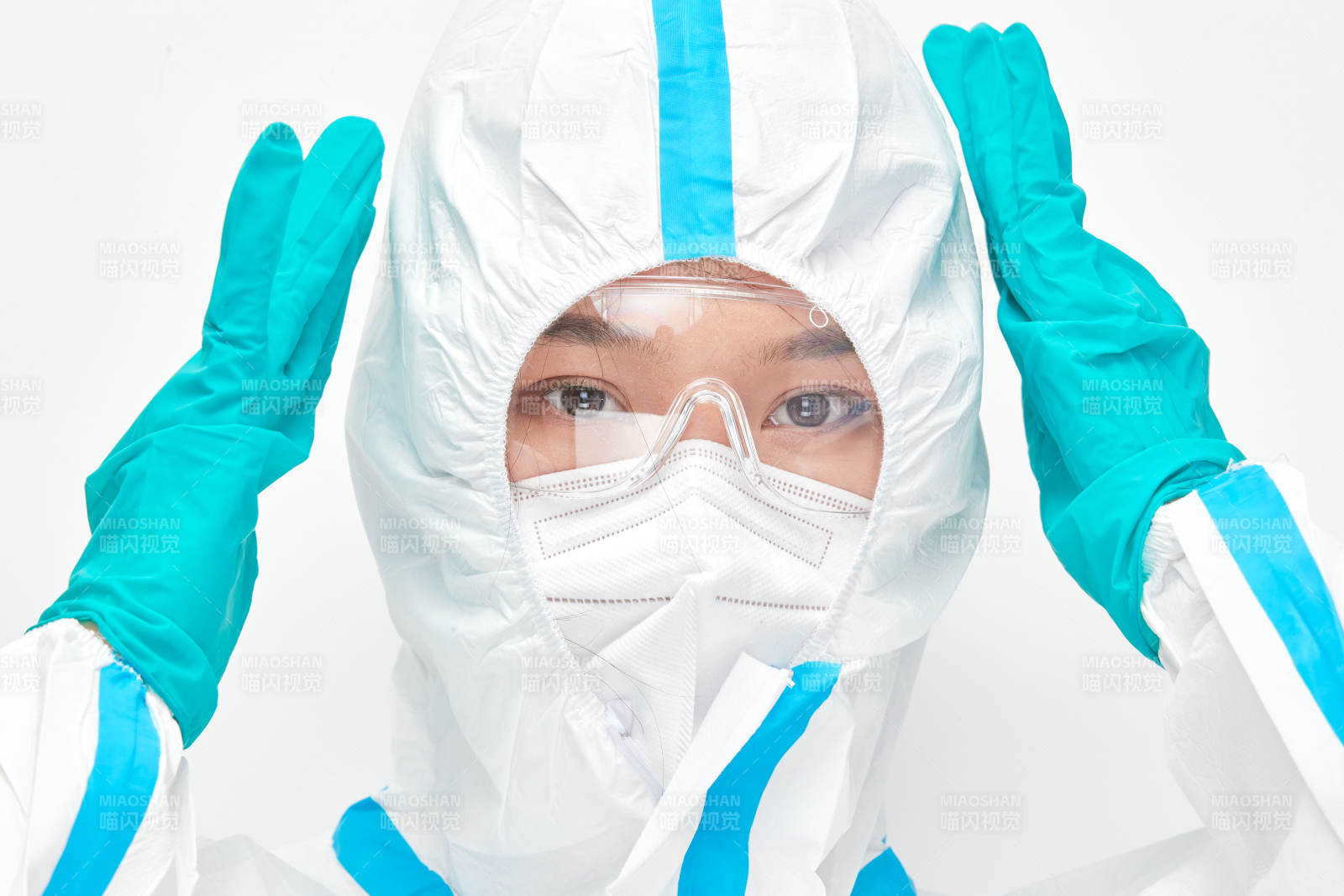 穿白色防护服佩戴护目镜口罩的女性医疗人员图片