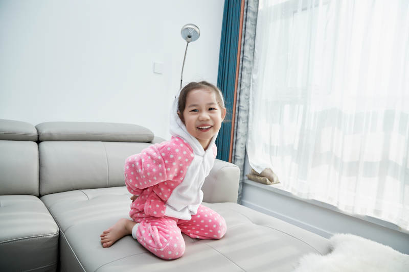 在家玩耍的亚洲小女孩图片