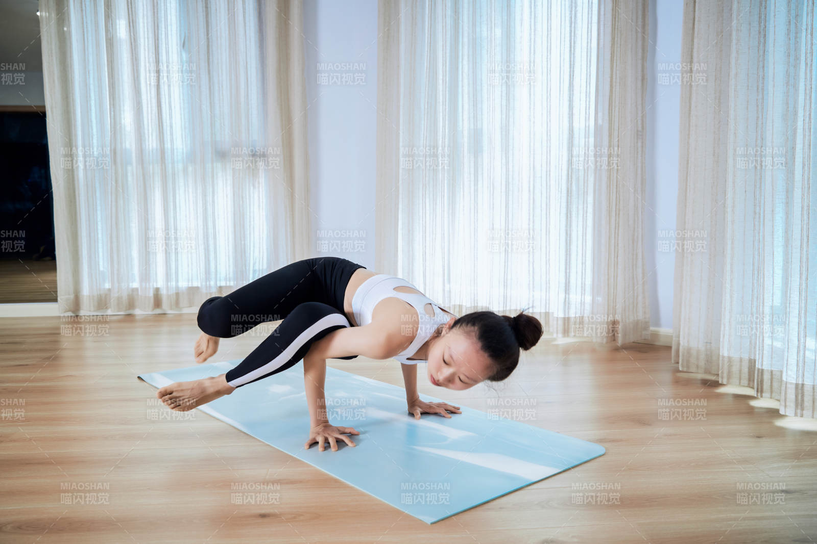 做瑜伽动作的亚洲年轻女性图片