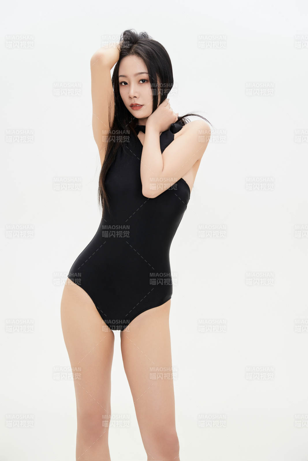 穿着运动泳装的亚洲美女图片