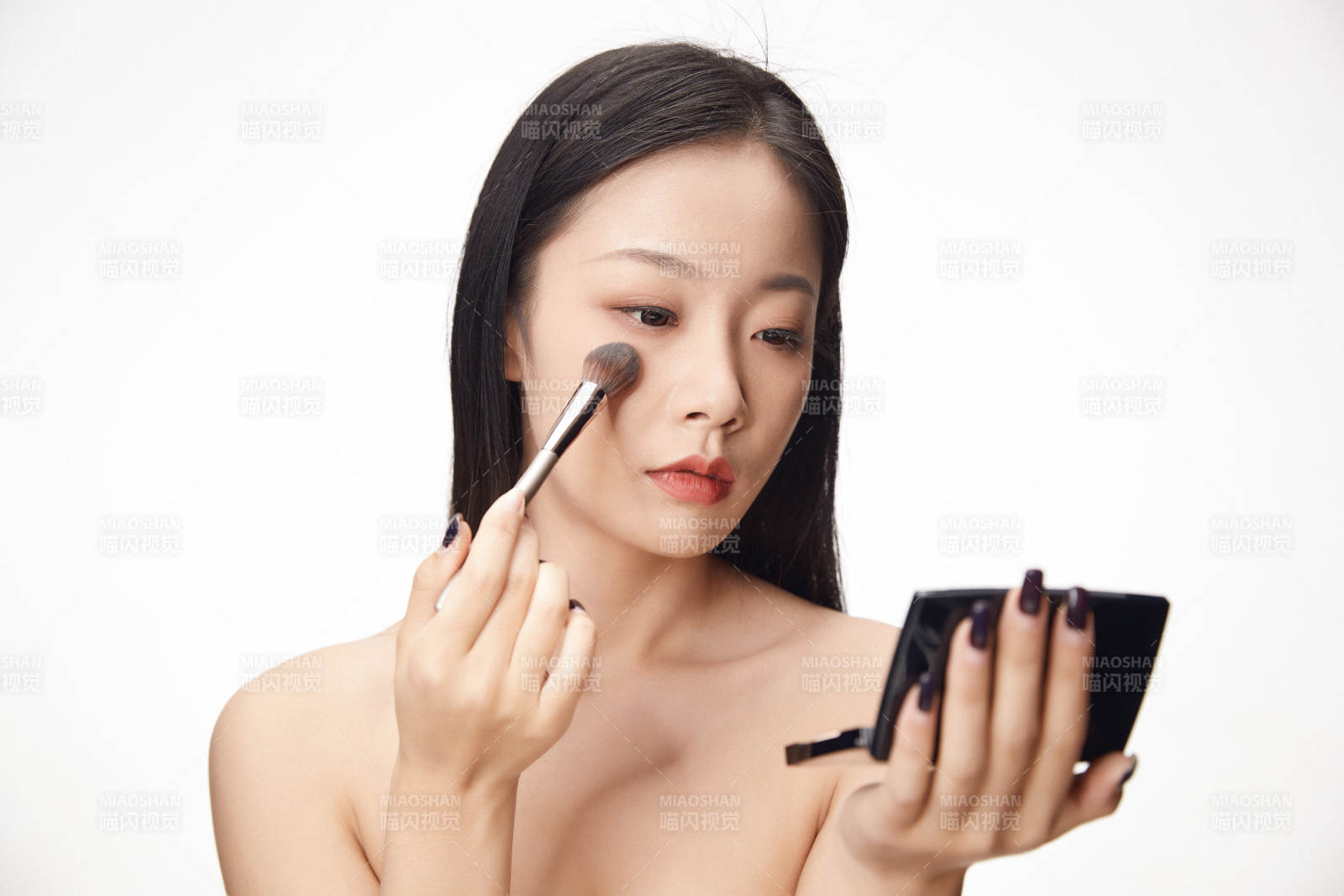 亚洲美女面部特写化妆护肤图片