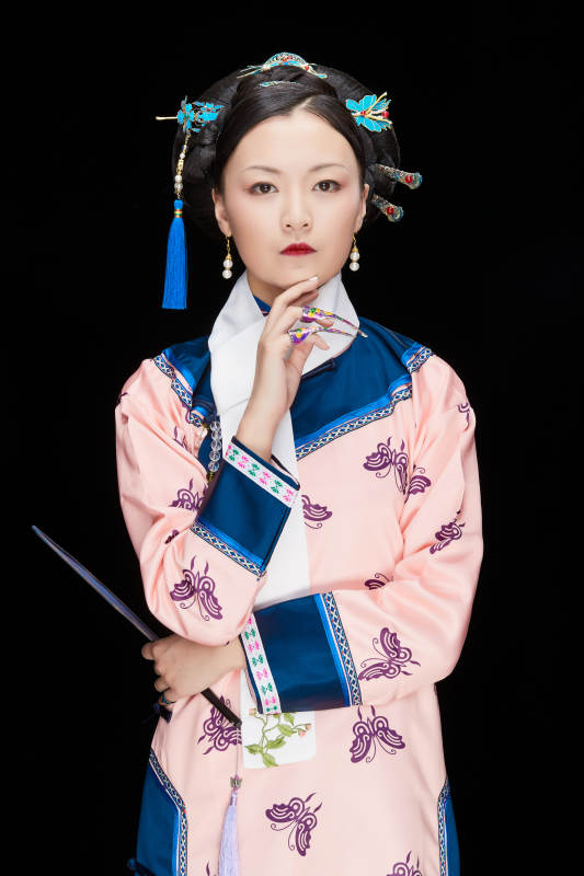 黑色背景下的清代女性古装造型清朝古装图片