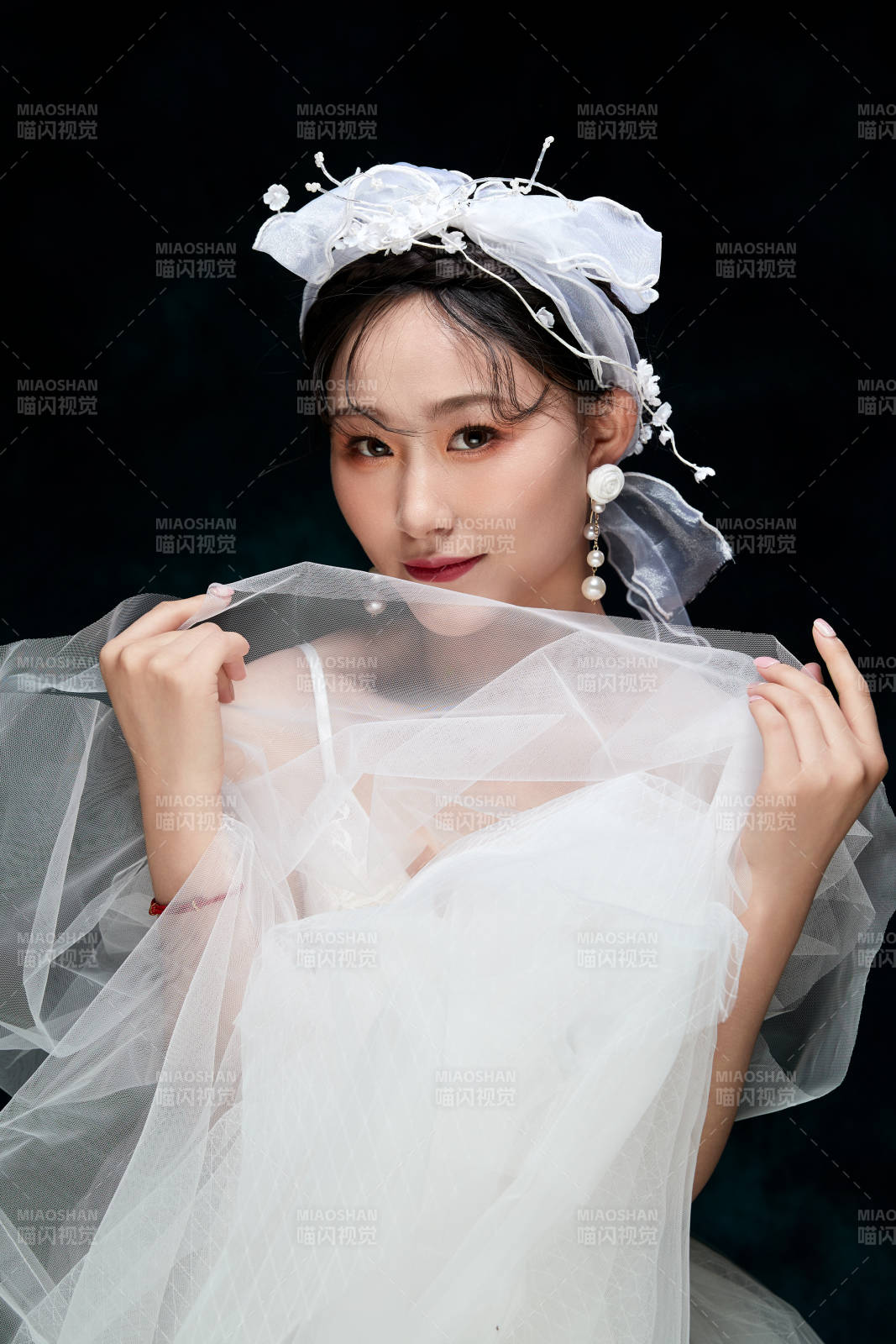 黑色背景下的女性复古婚纱妆面图片