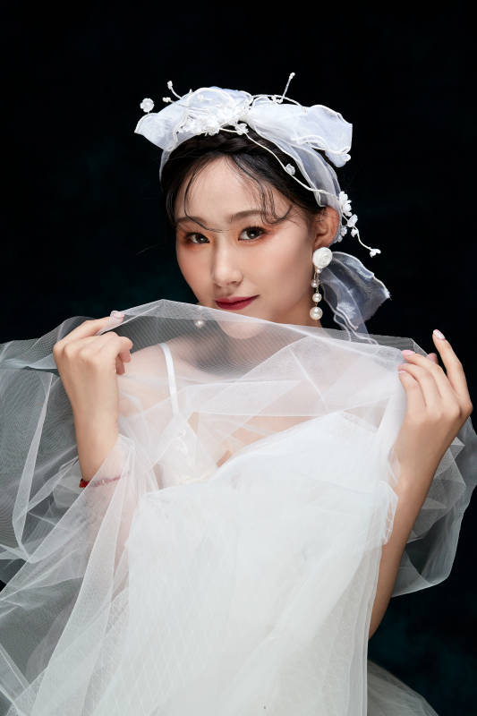 黑色背景下的女性复古婚纱妆面图片