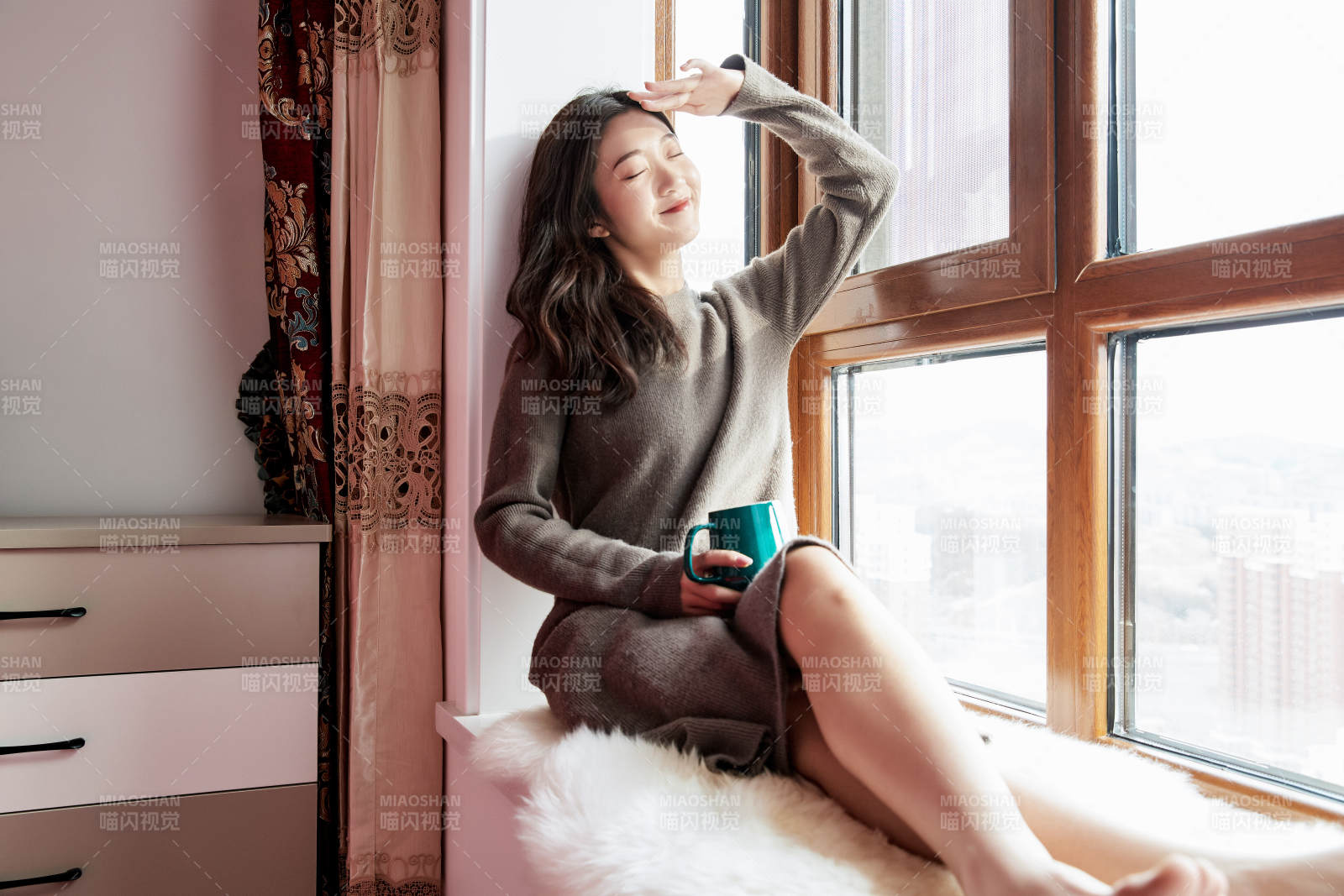 躺在舒适的飘窗上喝咖啡的少女图片
