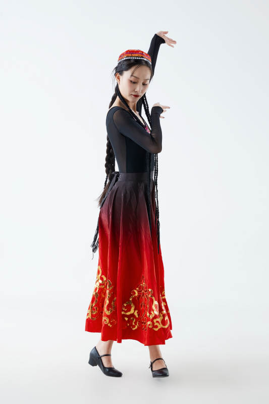 穿着新疆维吾尔族服饰跳舞的少女图片