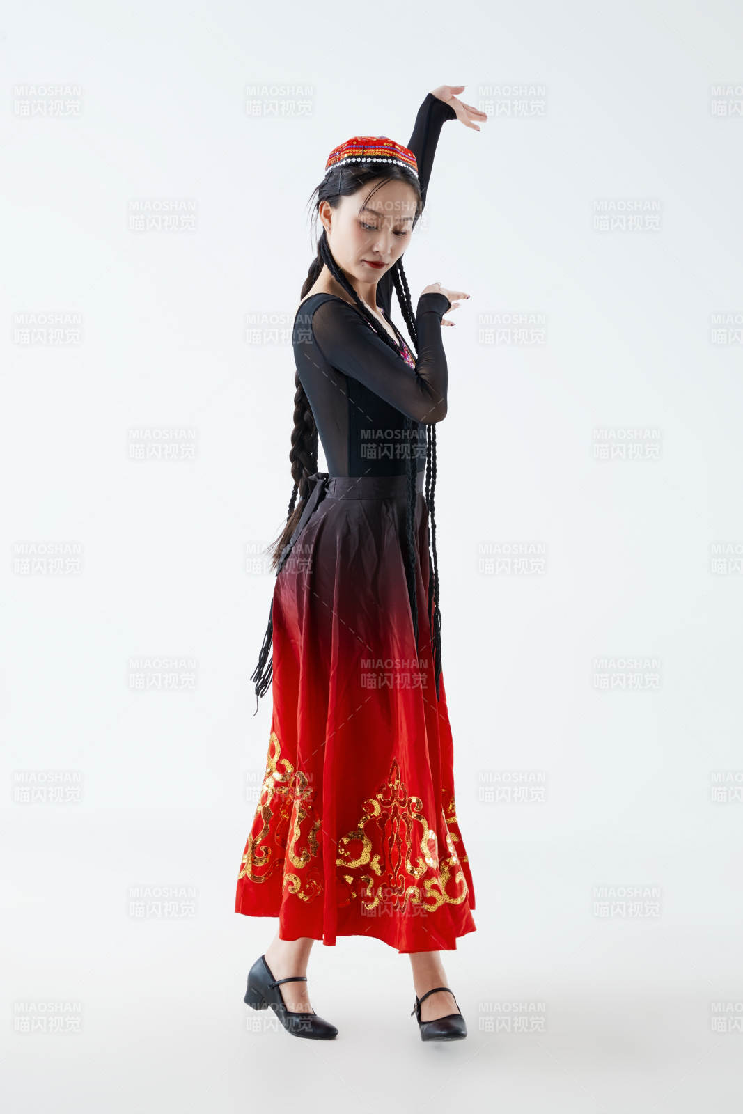 穿着新疆维吾尔族服饰跳舞的少女图片