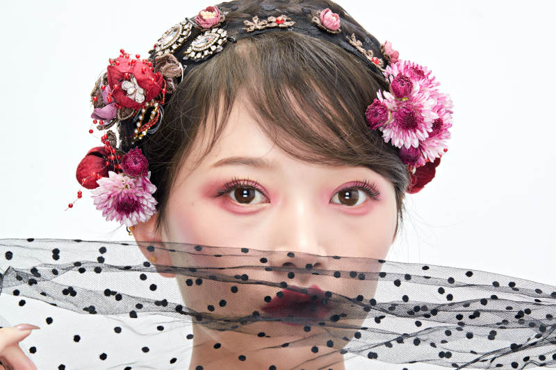 白色背景下的新娘彩妆美女人像图片