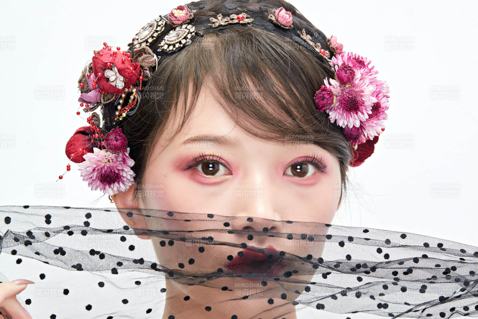 白色背景下的新娘彩妆美女人像图片