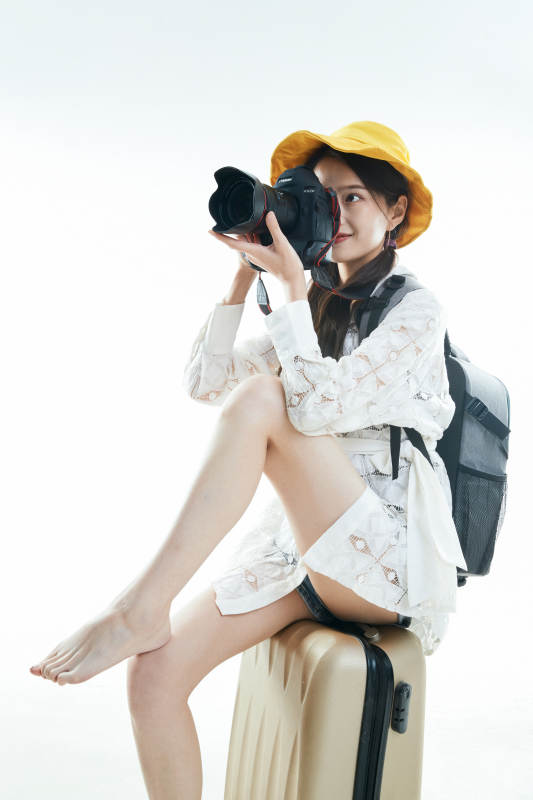 白色背景下准备出发旅行的美丽东方女大学生图片