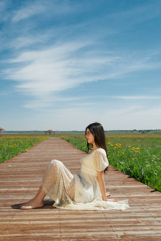 盛夏在草原湿地公园游玩的姑娘图片