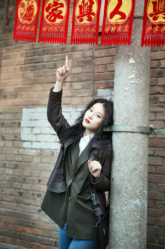 老旧城区里穿着复古港风的美丽清纯少女图片