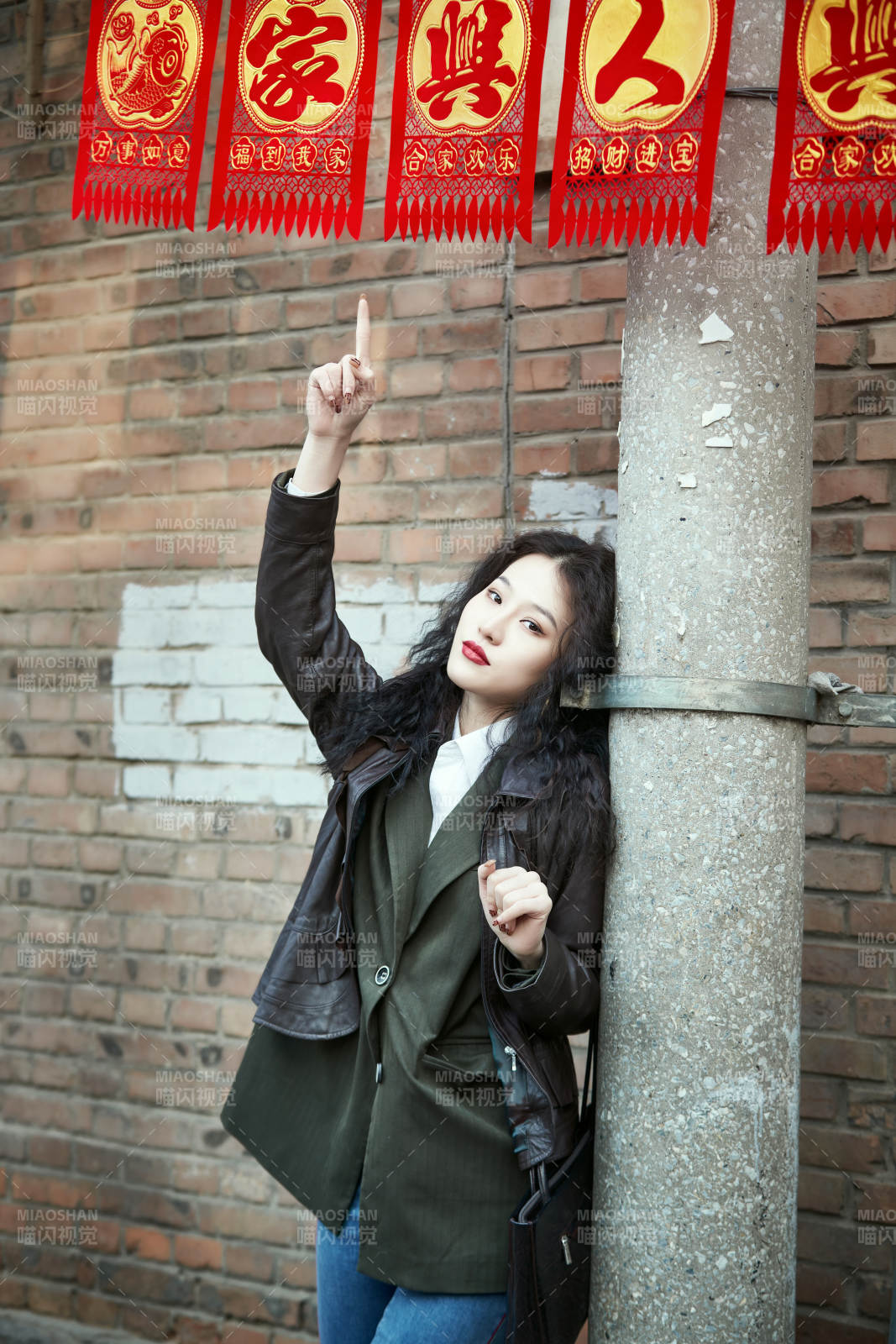 老旧城区里穿着复古港风的美丽清纯少女图片