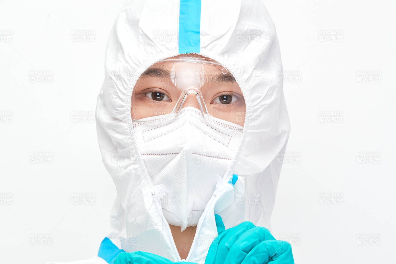 穿白色防护服佩戴护目镜口罩的女性医疗人员图片