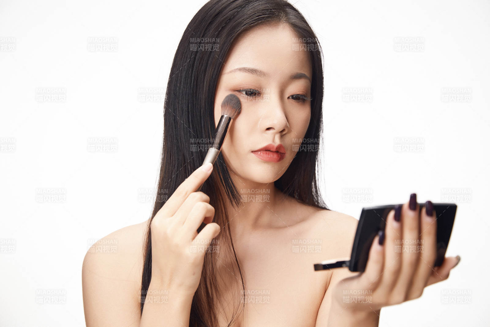 亚洲美女面部特写化妆护肤图片