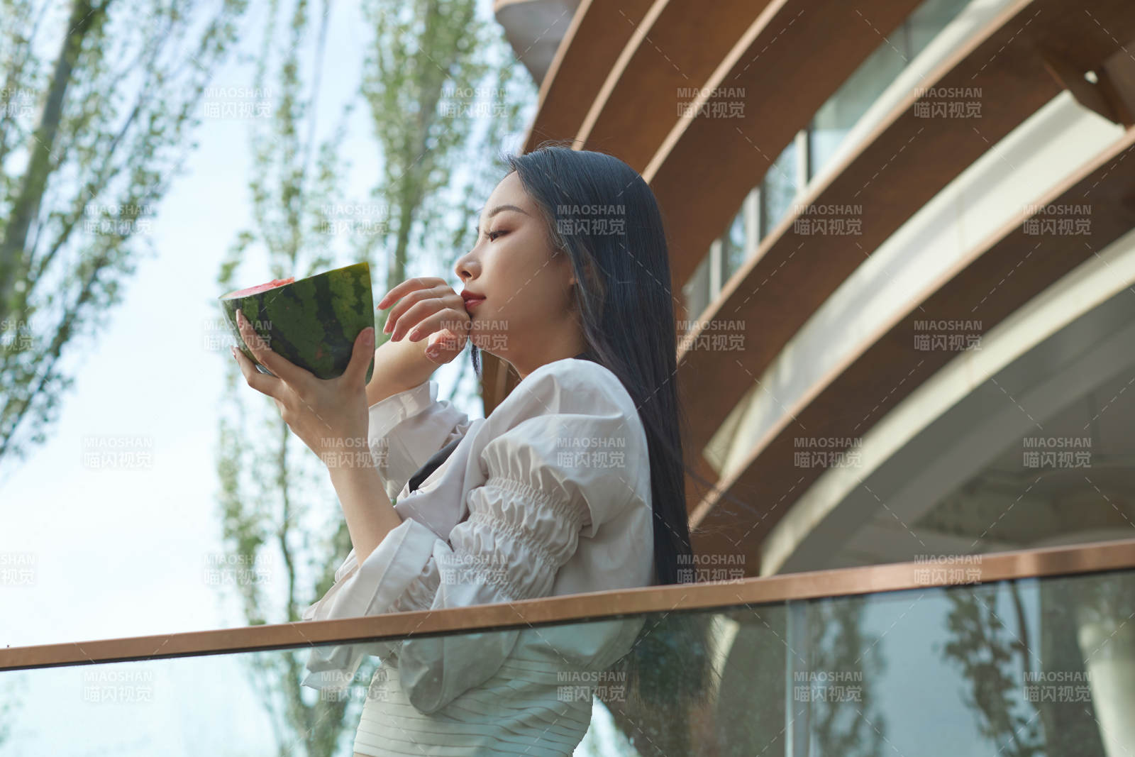 初夏户外公园吃西瓜的可爱少女图片