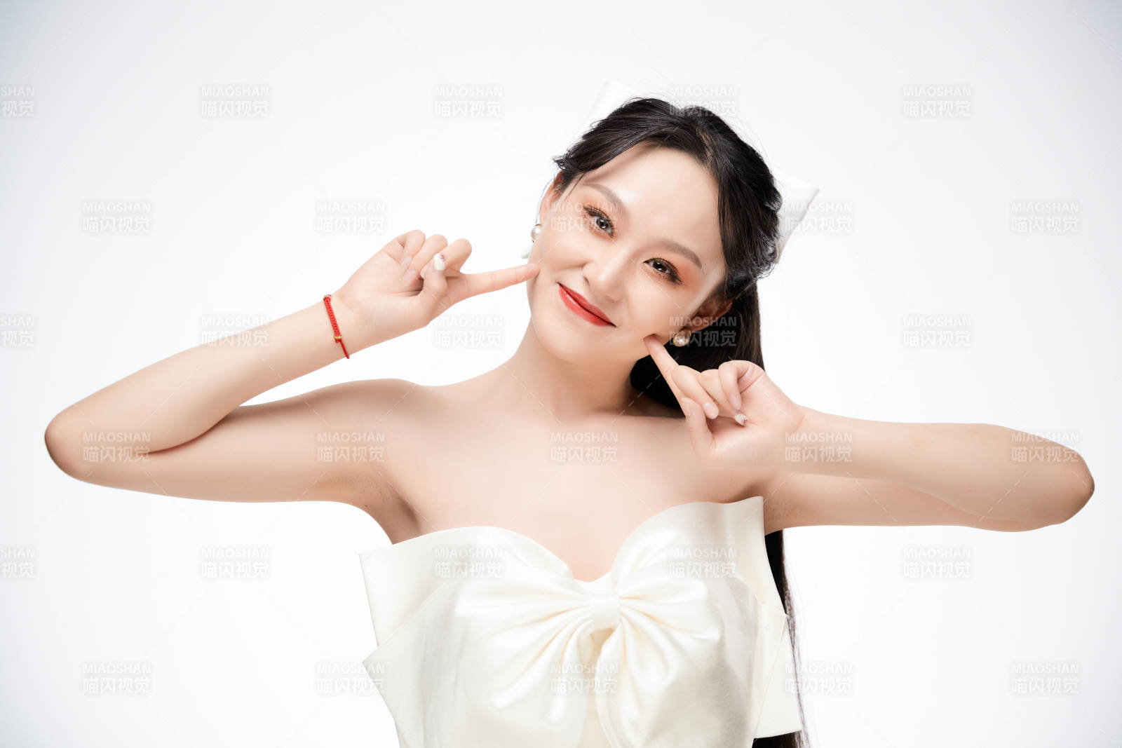 女性婚纱妆面图片