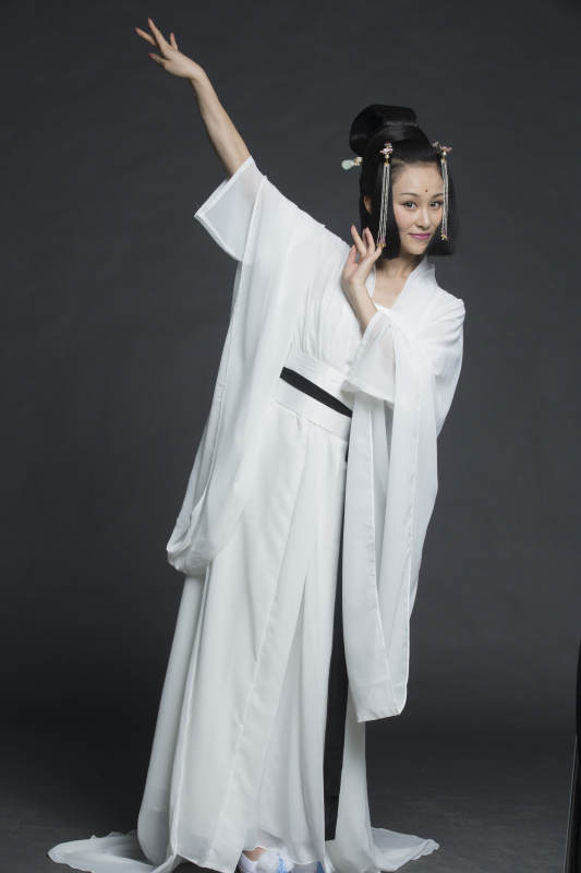 身穿古装的汉服女性人像汉服影棚拍摄图片