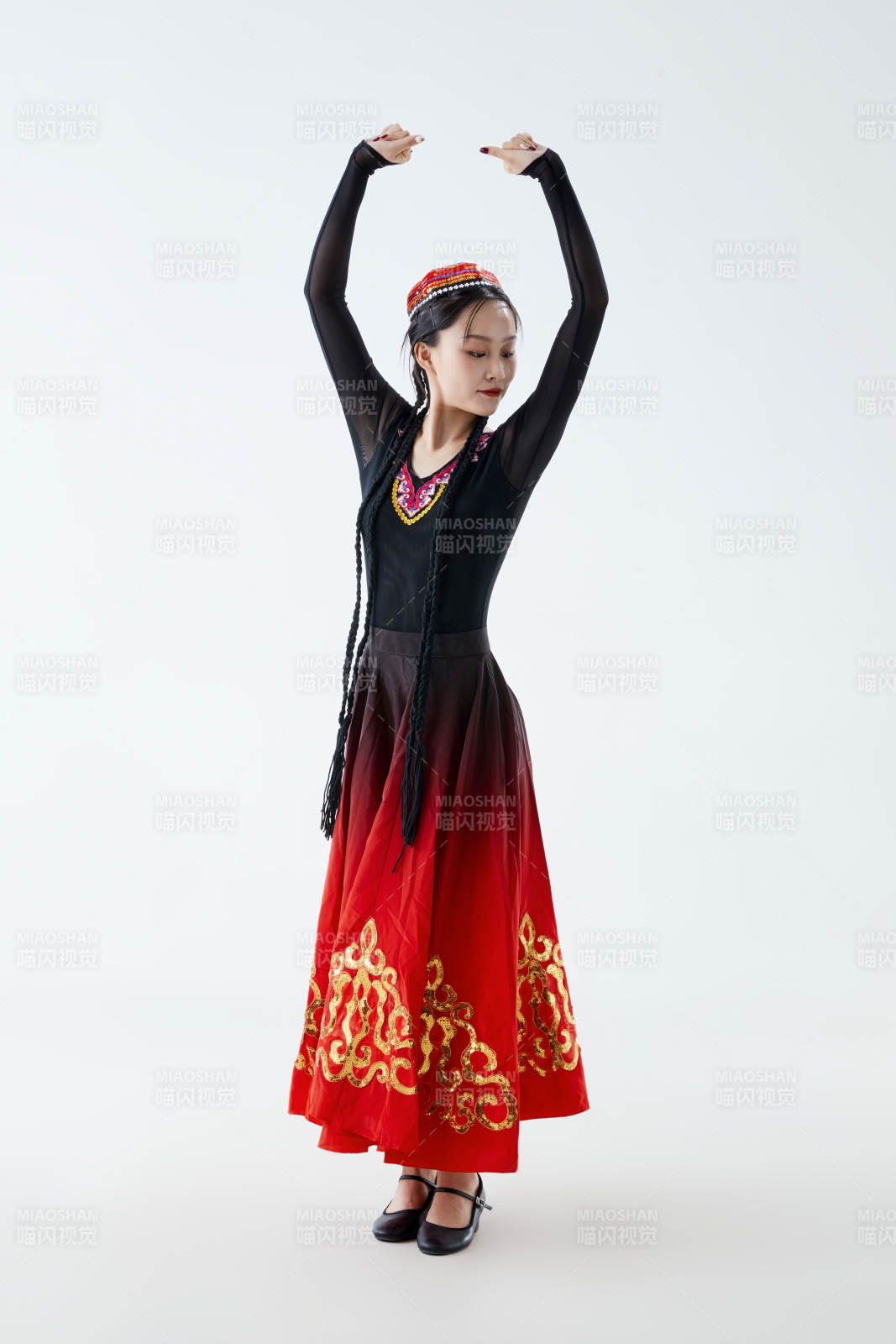 穿着新疆维吾尔族服饰跳舞的少女图片