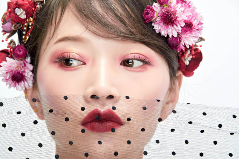 白色背景下的新娘彩妆美女人像图片