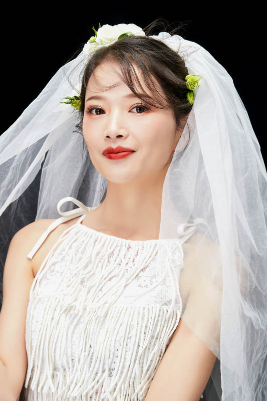 黑色背景下的美妆新娘彩妆人像图片