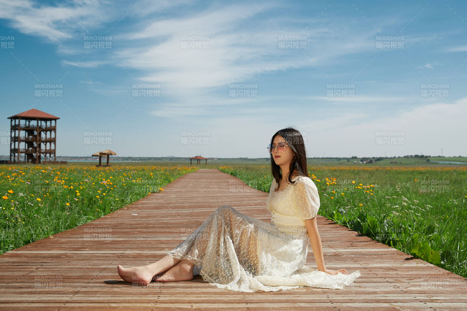 盛夏在草原湿地公园游玩的姑娘图片