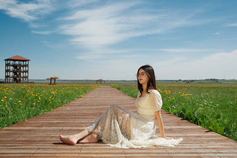 盛夏在草原湿地公园游玩的姑娘图片