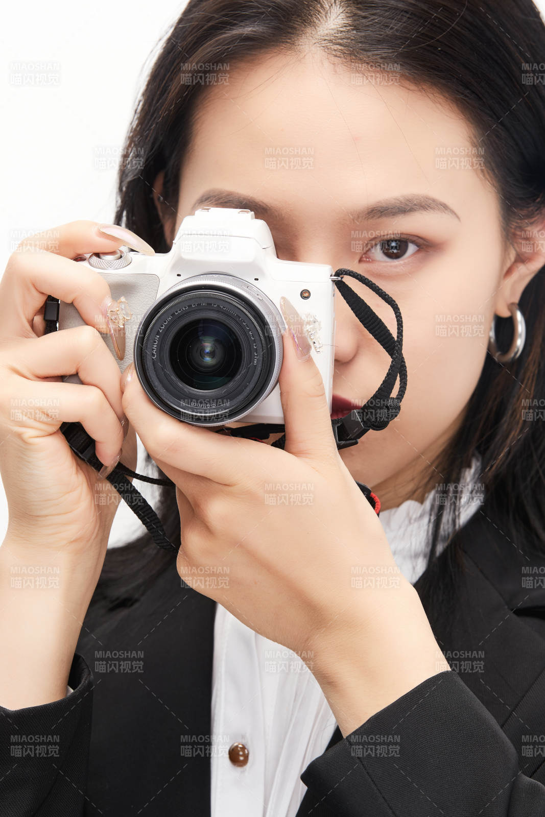 棚拍白色背景亚洲青年女性摄影师图片