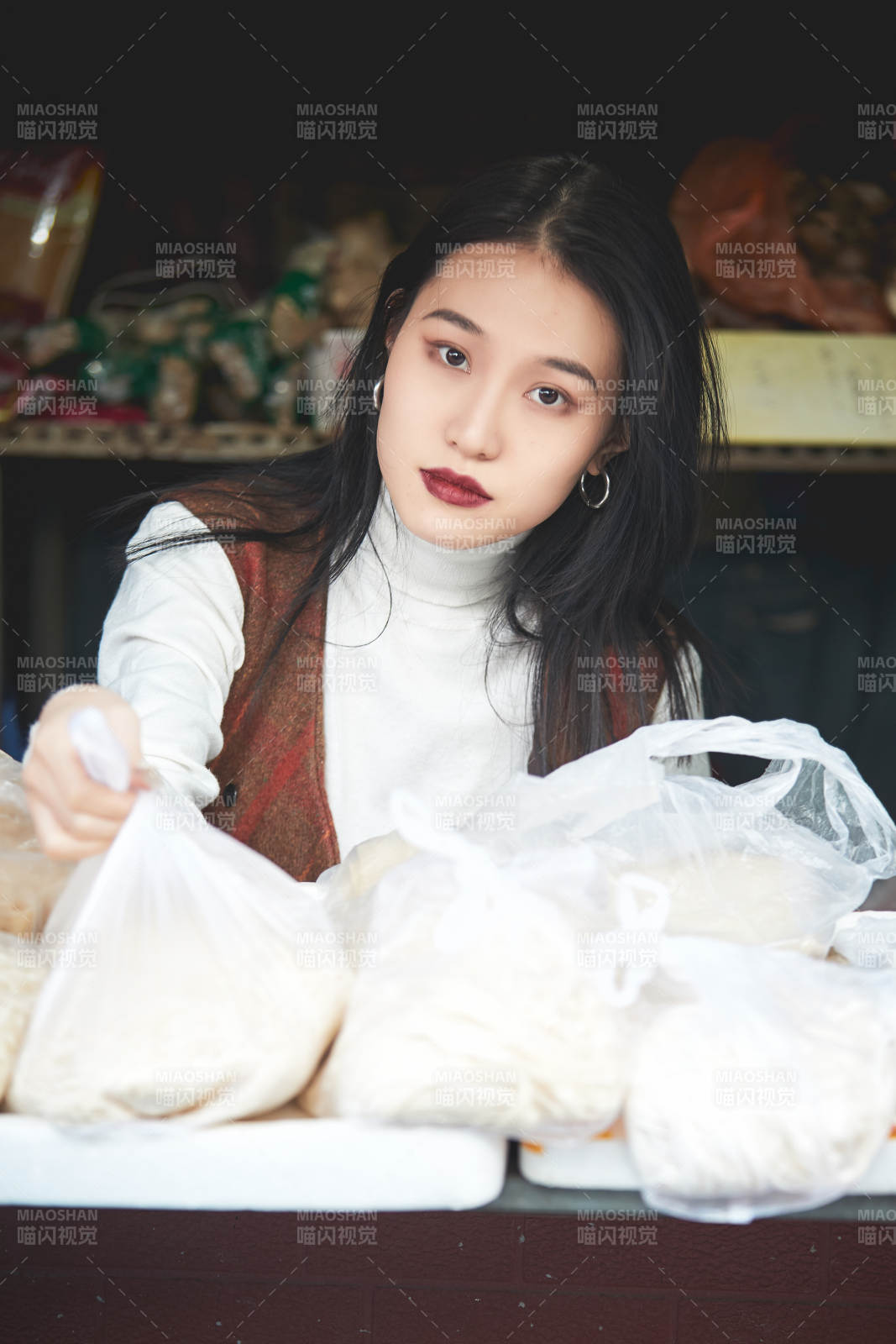 老旧城区里穿着复古港风的美丽清纯少女图片