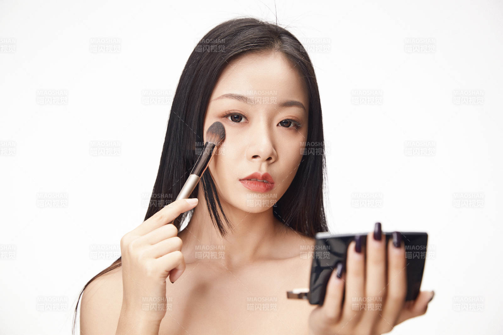 亚洲美女面部特写化妆护肤图片