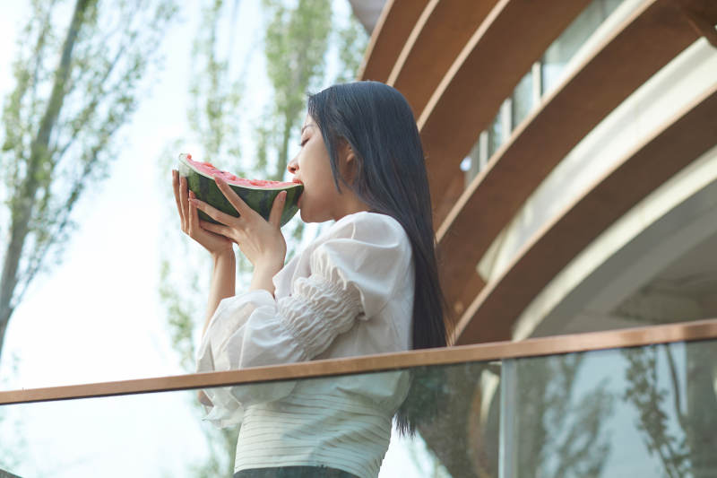 初夏户外公园吃西瓜的可爱少女图片