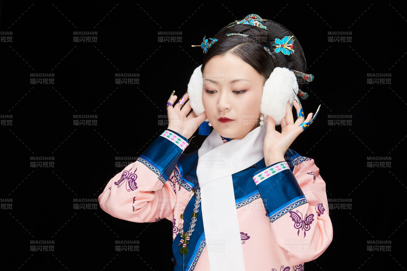 黑色背景下的清代女性古装造型清朝古装图片