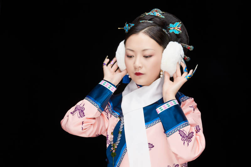 黑色背景下的清代女性古装造型清朝古装图片